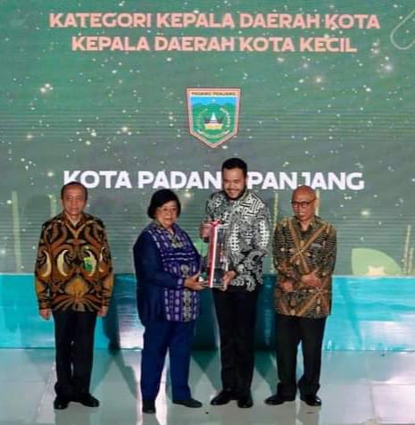Wali Kota Fadly Amran saat menerima penghargaan dari Menteri KLHK, Siti Nurbaya, Selasa (29/8/2023) di Jakarta.